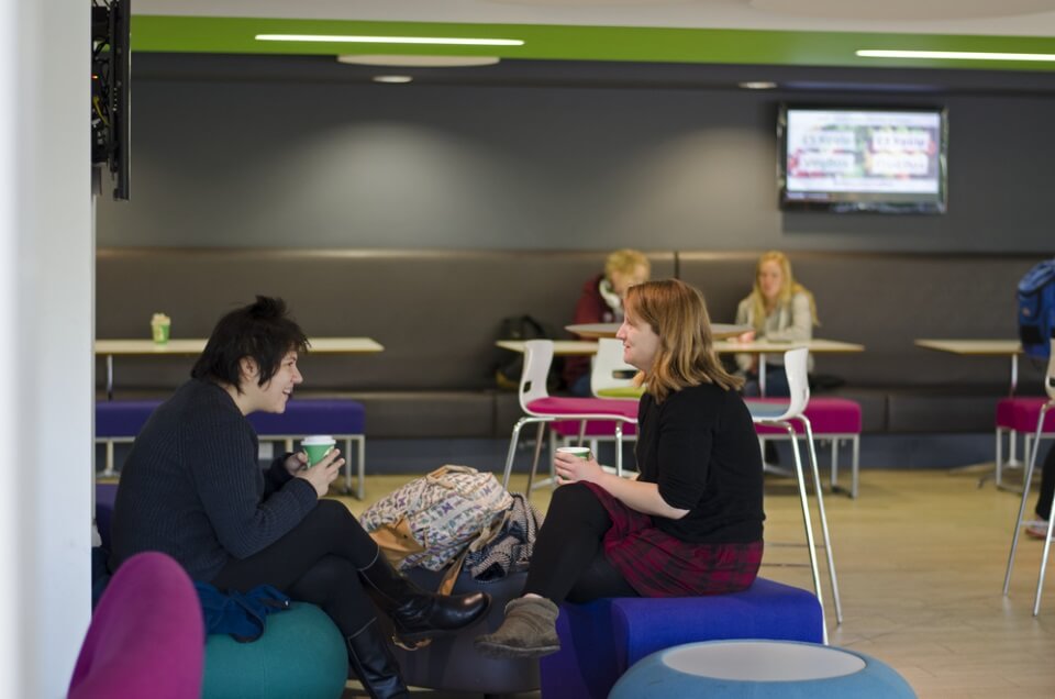 Students chatting in SU